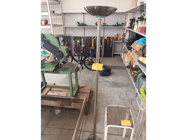 Lot 52 - vloerlamp - afbeelding 1 van  2