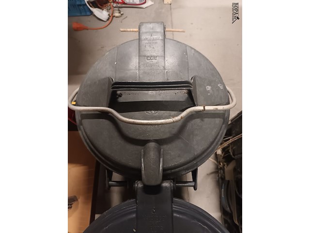 Lot 52 - vuilnisbak. 2 stuks - afbeelding 3 van  4