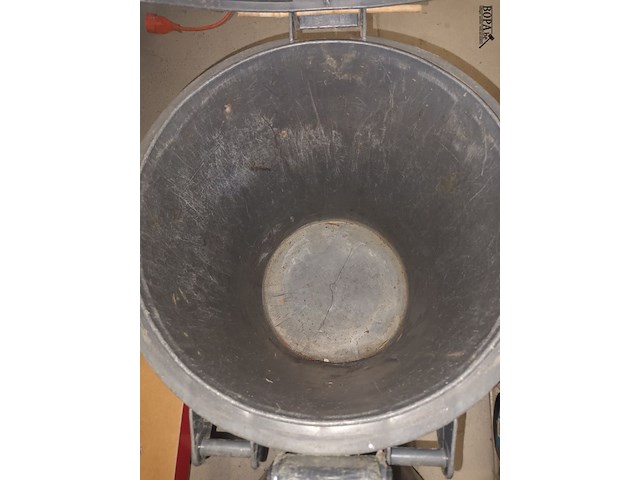 Lot 52 - vuilnisbak. 2 stuks - afbeelding 4 van  4