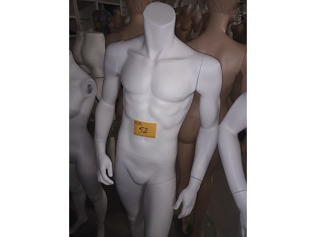 Lot 52 - witte paspop man op voet - afbeelding 1 van  3