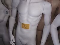 Lot 52 - witte paspop man op voet - afbeelding 1 van  3