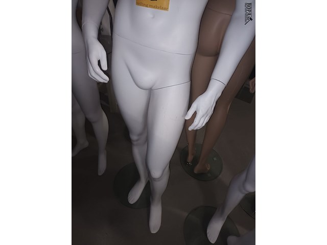 Lot 52 - witte paspop man op voet - afbeelding 2 van  3