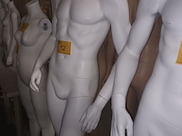 Lot 52 - witte paspop man op voet - afbeelding 3 van  3