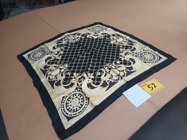 Lot 52 - zijden sjaal daniel la foret - afbeelding 1 van  3