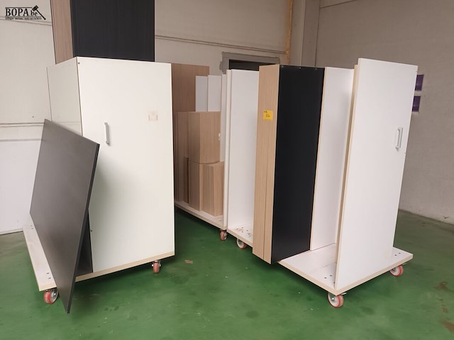 Lot 520 - transportkar met inhoud. 3 stuks - afbeelding 1 van  4