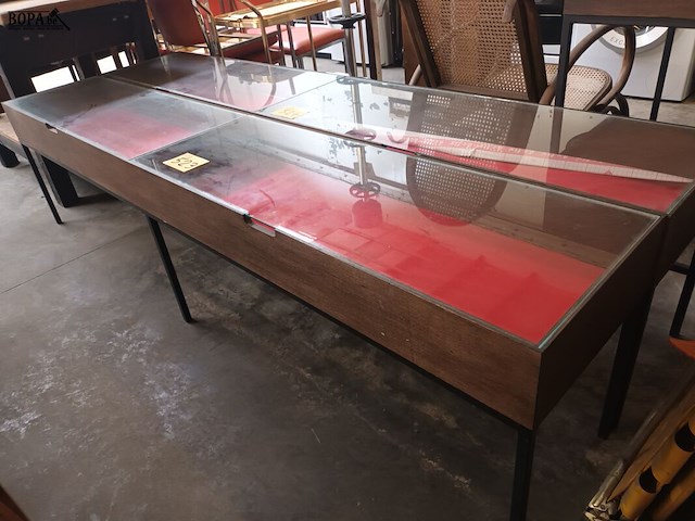 Lot 523 - vitrine tafel op metalen onderstel - afbeelding 1 van  3