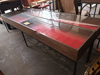 Lot 523 - vitrine tafel op metalen onderstel - afbeelding 1 van  3