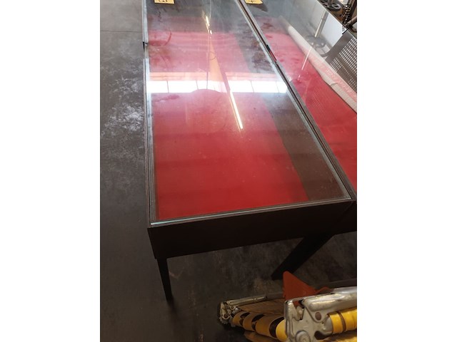 Lot 523 - vitrine tafel op metalen onderstel - afbeelding 2 van  3