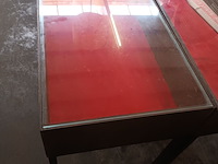 Lot 523 - vitrine tafel op metalen onderstel - afbeelding 2 van  3