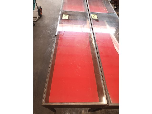 Lot 523 - vitrine tafel op metalen onderstel - afbeelding 3 van  3