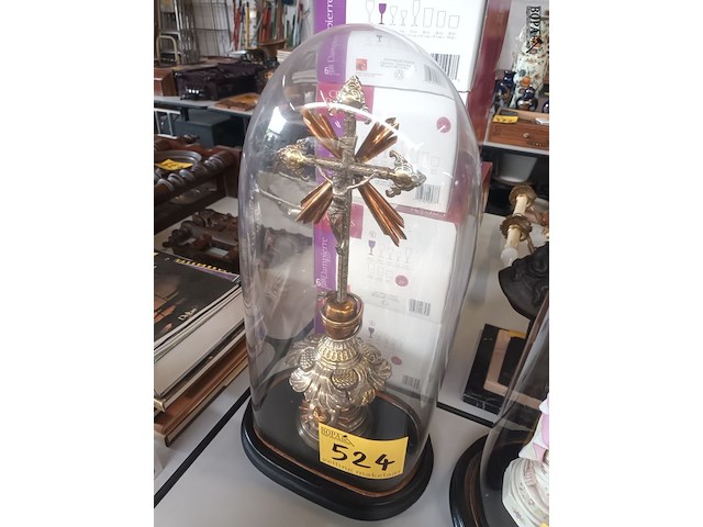 Lot 524 - globe met verzilverd kruisbeeld - afbeelding 1 van  3