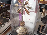 Lot 524 - globe met verzilverd kruisbeeld