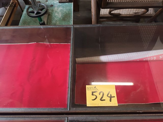 Lot 524 - vitrine tafel op metalen onderstel - afbeelding 1 van  3