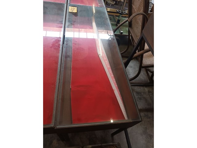 Lot 524 - vitrine tafel op metalen onderstel - afbeelding 2 van  3