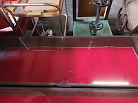Lot 524 - vitrine tafel op metalen onderstel - afbeelding 3 van  3