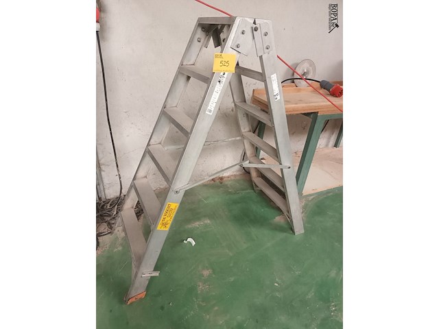 Lot 525 - aluminium vouwladder - afbeelding 1 van  3
