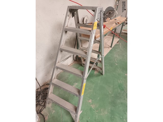 Lot 525 - aluminium vouwladder - afbeelding 2 van  3