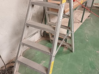 Lot 525 - aluminium vouwladder - afbeelding 2 van  3