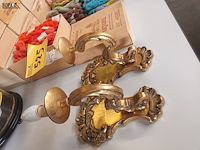 Lot 525 - koppel houten amplieken - afbeelding 2 van  4