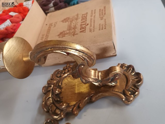 Lot 525 - koppel houten amplieken - afbeelding 3 van  4