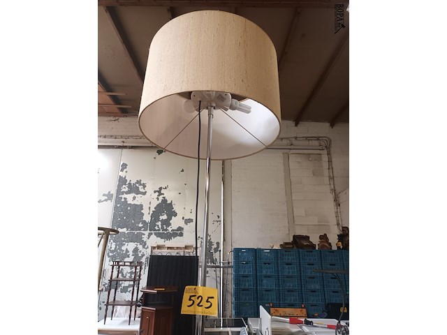 Lot 525 - staande lamp - afbeelding 1 van  3