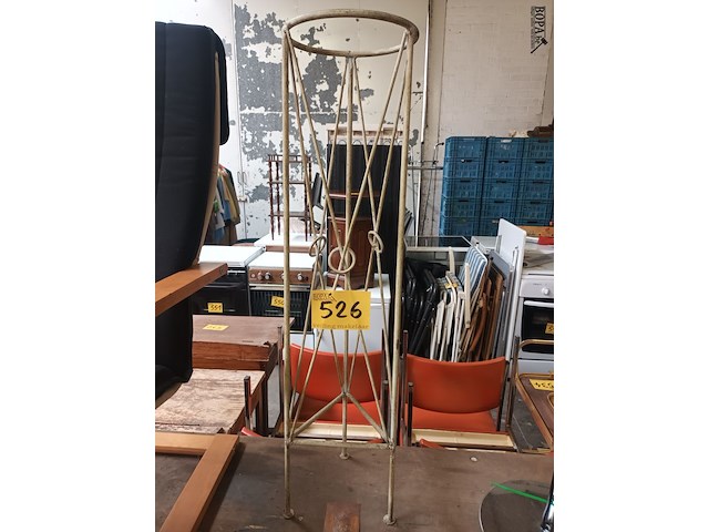 Lot 526 - plantenstaander - afbeelding 1 van  3