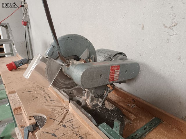 Lot 526 - werkbank met verstekzaag - afbeelding 2 van  4