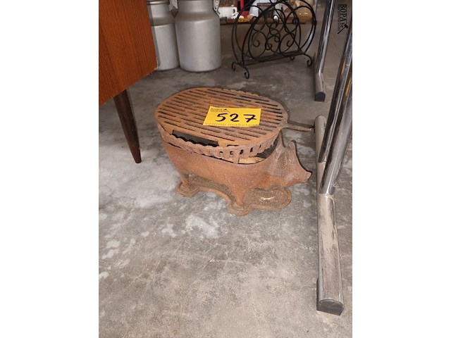 Lot 527 - varkentje mini bbq in gietijzer - afbeelding 1 van  3