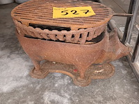 Lot 527 - varkentje mini bbq in gietijzer - afbeelding 2 van  3