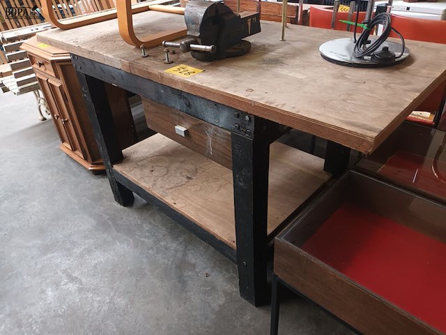 Lot 528 - houten werkbank met bankschroef - afbeelding 1 van  4