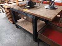 Lot 528 - houten werkbank met bankschroef - afbeelding 1 van  4