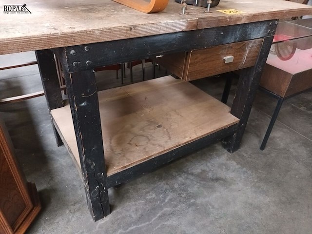 Lot 528 - houten werkbank met bankschroef - afbeelding 2 van  4