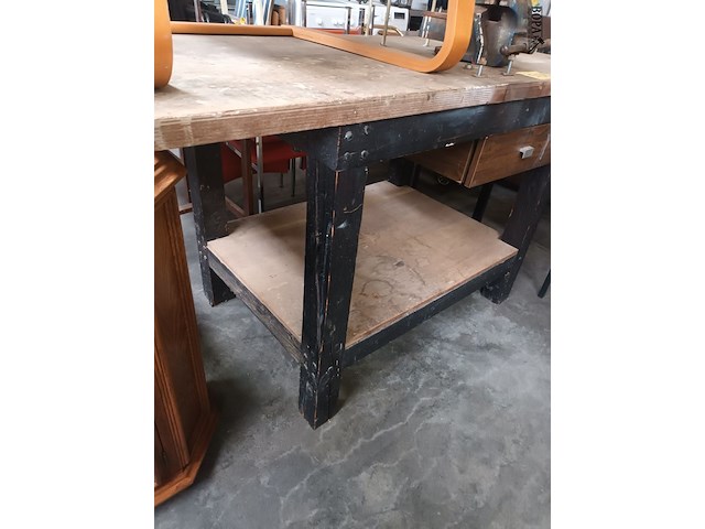 Lot 528 - houten werkbank met bankschroef - afbeelding 3 van  4