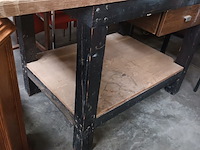 Lot 528 - houten werkbank met bankschroef - afbeelding 3 van  4