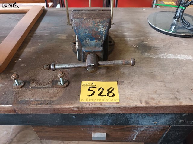 Lot 528 - houten werkbank met bankschroef - afbeelding 4 van  4