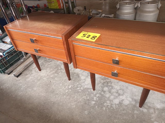 Lot 528 - koppel retro nachtkastjes - afbeelding 1 van  4