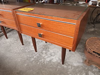 Lot 528 - koppel retro nachtkastjes - afbeelding 2 van  4