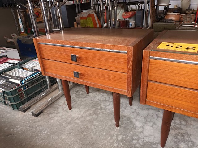 Lot 528 - koppel retro nachtkastjes - afbeelding 3 van  4