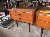 Lot 528 - koppel retro nachtkastjes - afbeelding 3 van  4