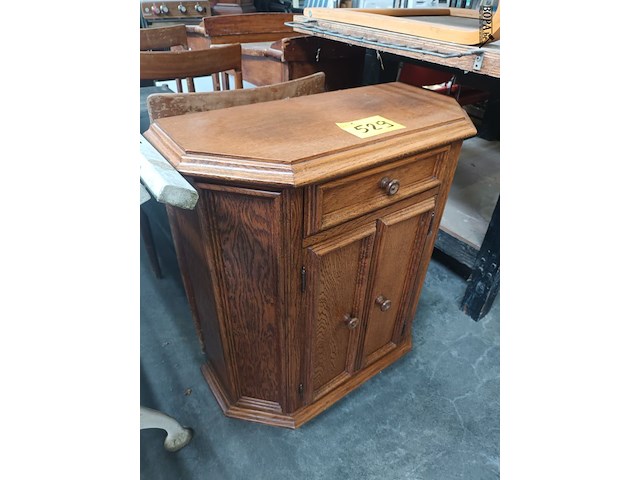Lot 529 - eiken kastje - afbeelding 1 van  4