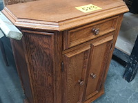 Lot 529 - eiken kastje - afbeelding 1 van  4