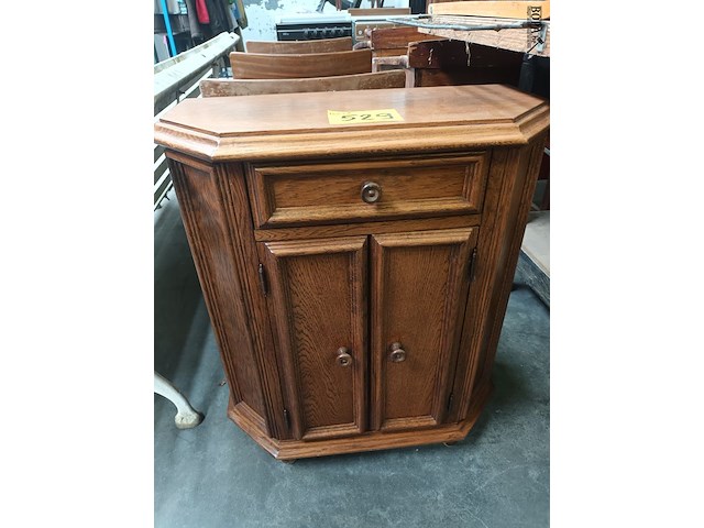Lot 529 - eiken kastje - afbeelding 2 van  4