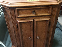 Lot 529 - eiken kastje - afbeelding 2 van  4