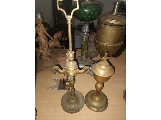 Lot 53 - antieke koperen olielampen. 2 stuks - afbeelding 2 van  3