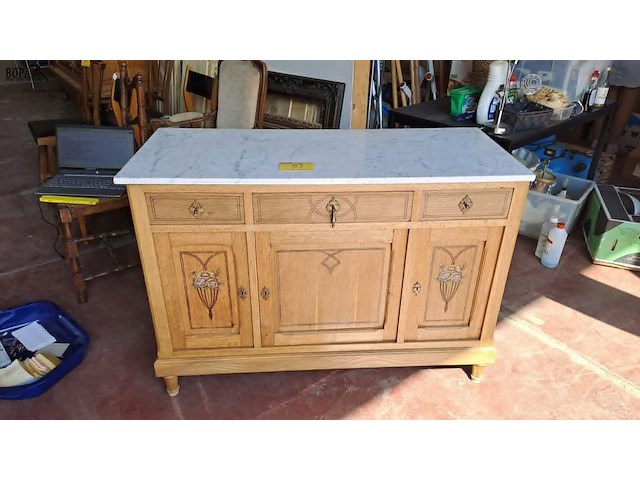 Lot 53 - antieken frans dressoir met marmeren blad en bloemenpatroon - afbeelding 1 van  3
