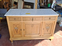 Lot 53 - antieken frans dressoir met marmeren blad en bloemenpatroon - afbeelding 1 van  3