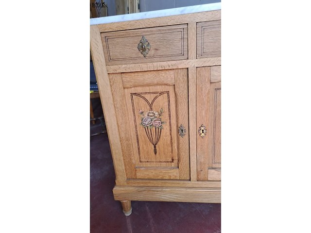 Lot 53 - antieken frans dressoir met marmeren blad en bloemenpatroon - afbeelding 2 van  3