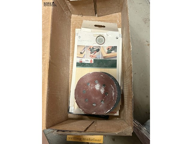 Lot 53 - black & decker schuurmachine met puntvormige schuurzool - afbeelding 3 van  3