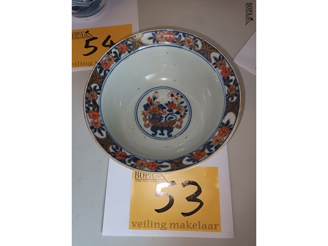 Lot 53 - chinese sierkom met bloemendecor - afbeelding 1 van  4