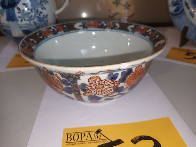 Lot 53 - chinese sierkom met bloemendecor - afbeelding 2 van  4